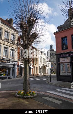 Blick auf die Rue du Change vom Place de Darnetal, Montreuil-sur-Mer, Hauts-de-France, Frankreich, Europa Stockfoto