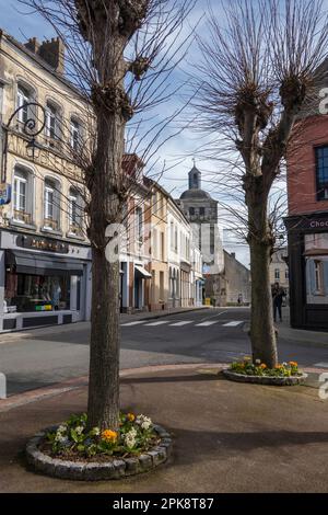 Blick auf die Rue du Change vom Place de Darnetal, Montreuil-sur-Mer, Hauts-de-France, Frankreich, Europa Stockfoto