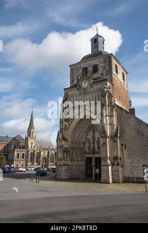 La Place Gambetta mit der Eglise Catholique Abbatiale Saint-Saulve, Montreuil Kirche und Hotel Dieu, Montreuil-sur-Mer, Hauts-de-France, Frankreich, EUR Stockfoto