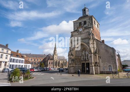 La Place Gambetta mit der Eglise Catholique Abbatiale Saint-Saulve, Montreuil Kirche und Hotel Dieu, Montreuil-sur-Mer, Hauts-de-France, Frankreich, EUR Stockfoto