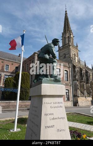 Kriegsdenkmal vor dem Hotel Dieu in La Place Gambetta, Montreuil-sur-Mer, Hauts-de-France, Frankreich, Europa Stockfoto