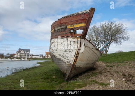 Verrottender Holzrumpf eines alten Schiffes am Ufer der Somme Bay, Le Crotoy, Hauts-de-France, Frankreich, Europa Stockfoto