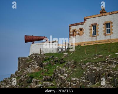Der Leuchtturm Neist Point befindet sich hoch oben auf einer Klippe an der Küste des atlantischen Ozeans der Isle of Skye, Schottland Stockfoto