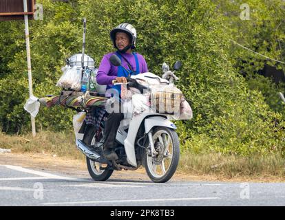 BANGKOK, THAILAND, MÄRZ 24 2023, Ein Mann fährt ein Motorrad mit mobiler Küche Stockfoto