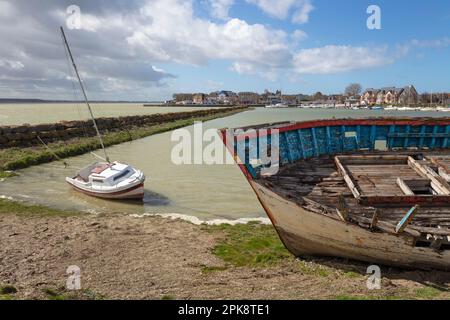 Verrottender Holzrumpf eines alten Schiffes am Ufer der Somme Bay, Le Crotoy, Hauts-de-France, Frankreich, Europa Stockfoto