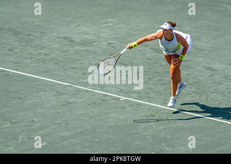 Charleston, SC, USA. 5. April 2023. JESSICA PEGULA spielt bei der WTA Series für die Credit One Charleston Open in Charleston, SC, USA gegen USA ANNA BLINKOVA (1). Jessica gewinnt 6:2, 6:0. (Kreditbild: © Walter G. Arce Sr./ZUMA Press Wire) NUR REDAKTIONELLE VERWENDUNG! Nicht für den kommerziellen GEBRAUCH! Stockfoto