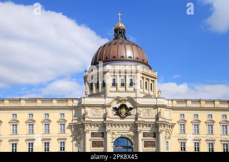 Das Berliner Schloss mit dem neuen "Large Coat of Arms Cartouche" in Berlin - Deutschland April 6 2023 Stockfoto