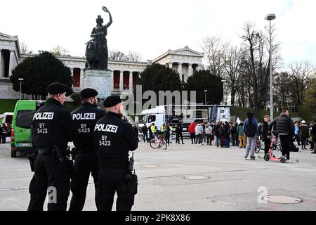 München, Deutschland. 06. April 2023. Polizeistand vor der Bayerischen Theresienwiese während der Demonstration gegen das Verbot des Tanzens an Stillen Tagen Kredit: Felix Hörhager/dpa/Alamy Live News Stockfoto