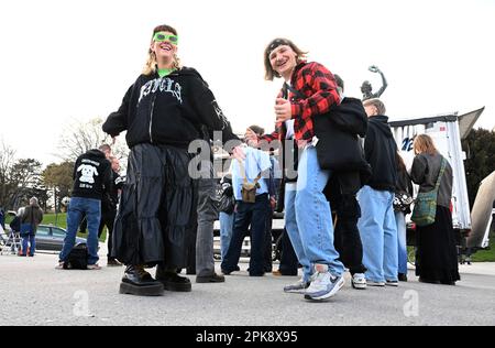 München, Deutschland. 06. April 2023. Chiara und Johannes tanzen bei der Demonstration gegen das Tanzverbot vor Bayern auf dem Theresienwiese Credit: Felix Hörhager/dpa/Alamy Live News Stockfoto