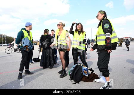 München, Deutschland. 06. April 2023. Stewards tanzen bei der Demonstration gegen das Tanzverbot vor Bayern auf dem Theresienwiese Credit: Felix Hörhager/dpa/Alamy Live News Stockfoto
