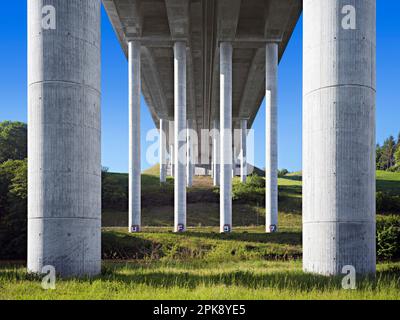 Säulen unter der Autobahnbrücke, Limburg an der Lahn, Hessen, Deutschland Stockfoto