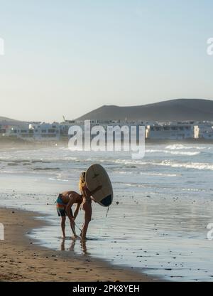 Surfer Am Strand, Playa Famara, Lanzarote, Kanarische Inseln, Spanien Stockfoto