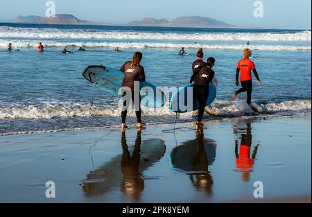 Surfer Am Strand, Playa Famara, Lanzarote, Kanarische Inseln, Spanien Stockfoto