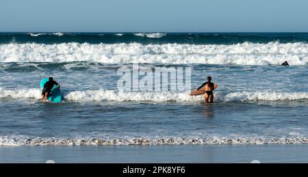 Surfer Am Strand, Playa Famara, Lanzarote, Kanarische Inseln, Spanien Stockfoto