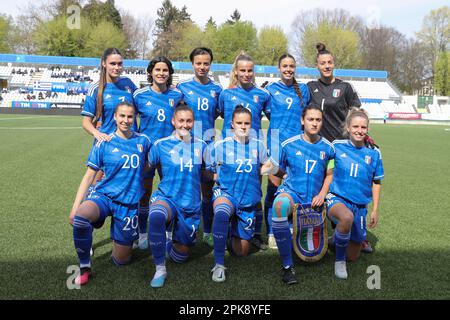 Vercelli, Italien, 5. April 2023. Die Italien, die sich vor dem Anpfiff für ein Teamfoto anreihen ( L bis R ); Giulia Trevisan, Eva Schatzer, Erin Cesarini, Sara Zappettini, Victoria della Peruta und Viola Bartalini in der ersten Reihe ( L bis R ); Giorgia Arrigoni, Anastasia Ferrara, Monica Renzotti, Nadine Sorelli und Elisa Pfattner im UEFA-Meisterschaftsspiel U19 in Stadio Silvio Piola, Vercelli. Der Bildausdruck sollte lauten: Jonathan Moscrop/Sportimage Stockfoto