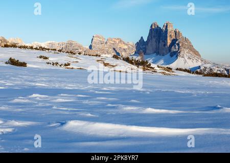 Sonnenlicht bei Sonnenuntergang auf den Sexten Dolomiten in der Wintersaison; die Tre Cime di Lavaredo Berge. Italienische Alpen. Europa. Stockfoto