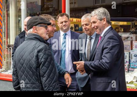 Bandon, West Cork, Irland. 6. April 2023. Neale Richmond TD, Staatsministerin im Ministerium für Unternehmen, Handel und Beschäftigung mit besonderer Zuständigkeit für Beschäftigung und Einzelhandel sowie Sozialschutz, besuchte heute West Cork. Er wurde von FG Senator Tim Lombard in Bandon empfangen und sprach mit den Einwohnern und den Geschäftseigentümern. Kredit: AG News/Alamy Live News Stockfoto