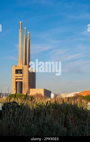 Kamine eines alten Thermalkraftwerks in Sant Adria de Besos im spanischen Großstadtgebiet Barcelona Stockfoto