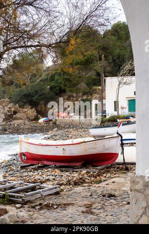 Fischerdorf Cala s'Alguer am Camino de Ronda an der Costa Brava an der Mittelmeerküste in der Provinz Gerona in Spanien Stockfoto