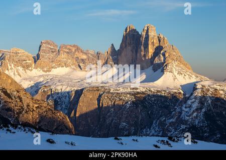 Sonnenlicht bei Sonnenuntergang auf den Sexten Dolomiten in der Wintersaison; die Tre Cime di Lavaredo Berge. Italienische Alpen. Europa. Stockfoto