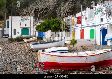 Fischerdorf Cala s'Alguer am Camino de Ronda an der Costa Brava an der Mittelmeerküste in der Provinz Gerona in Spanien Stockfoto