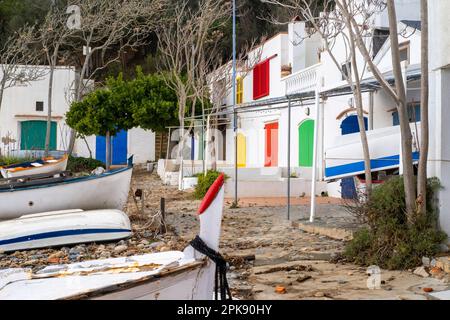 Fischerdorf Cala s'Alguer am Camino de Ronda an der Costa Brava an der Mittelmeerküste in der Provinz Gerona in Spanien Stockfoto