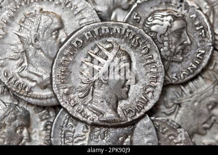 Alte römische Münze, die das Gesicht des Kaisers Trajan Decius Antoninianus zeigt Stockfoto