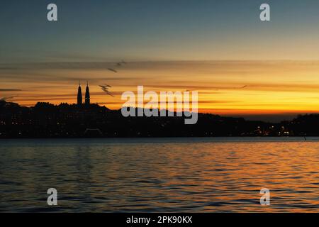 Stadtbild bei Sonnenuntergang am Hafen in der Hauptstadt Schwedens - Stockholm Stockfoto