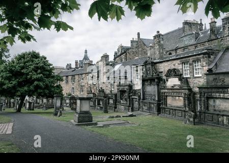 Alte Gräber in Greyfriars Kirkyard in Edinburgh, Schottland Stockfoto