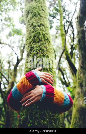 Frau, Detail, Baum, Umarmung, Kofferraum, Moos, überwuchert Stockfoto