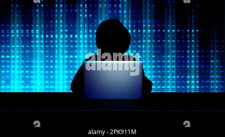 Dunkle Person mit Kapuze vor offenem Laptop und digitalem Hintergrund Stockfoto