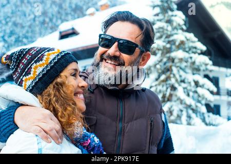Paar, glücklich, lächeln, Winterkleidung, Winterurlaub, Stockfoto