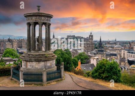 Luftaufnahme der Stadt und des Schlosses von Edinburgh mit Dugald Stewart Monument in Schottland bei Sonnenuntergang Stockfoto