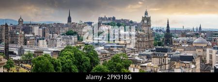 Skyline von Edinburgh und Schloss bei Sonnenuntergang, Panoramablick von Calton Hill, Schottland Stockfoto