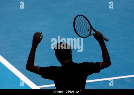 Silhouette von Alexander Zverev aus Deutschland beim Australian Open 2023 Tennis Tournament, Melbourne Park, Melbourne, Victoria, Australien. Stockfoto