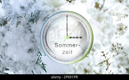 Uhr, das Drehrad zeigt drei Uhr an, Symbol für die Zeitumstellung auf Sommerzeit [M]. Stockfoto