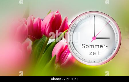 Uhr, das Drehrad zeigt drei Uhr an, Symbol für die Zeitumstellung auf Sommerzeit [M]. Stockfoto