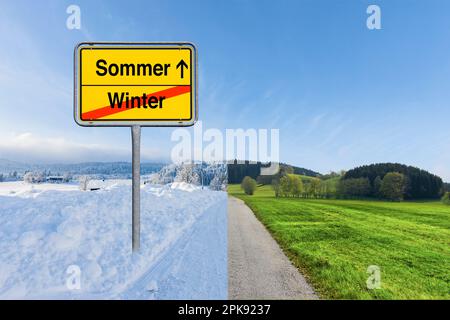 Wechsel der Jahreszeit von Winter zu Sommer in einer Landschaft [M] Stockfoto