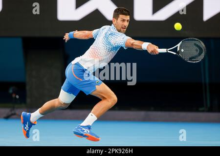 Novak Djokovic von Serbien in Aktion beim Australian Open 2023 Tennis Tournament, Melbourne Park, Melbourne, Victoria, Australien. Stockfoto