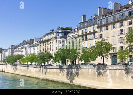 Stadtbild in einem Wohngebiet in Paris entlang der seine Stockfoto