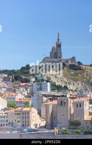 Katholische Basilika Notre-Dame de la Garde auf dem Gipfel von Marseille mit Blick über die Stadt Stockfoto