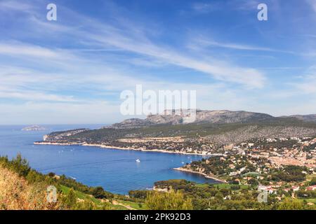 Malerischer Blick auf das Fischerdorf Cassis im Süden Frankreichs von der Kalksteinformation die Calanques von Marseille Stockfoto