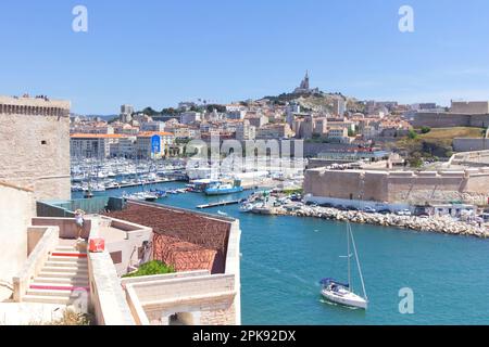 Malerischer Blick über den Hafen von Marseille mit der Kirche Notre-Dame de la Garde im Hintergrund Stockfoto