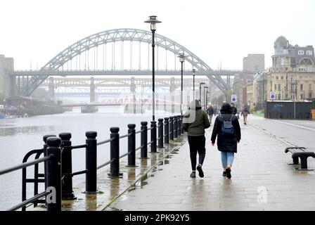 Newcastle Upon Tyne, Tyne und Wear, England, Großbritannien. Tyne Bridge (1928) über den Fluss, an einem grauen, regnerischen Tag. Stockfoto
