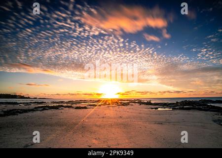 Öffentlicher Strand aus heiterem Himmel am Trou díEau Douce im Osten von Mauritius. Steinige Küste bei Sonnenaufgang Stockfoto