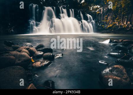 Rochester Falls auf Mauritius, wunderschöner Wasserfall über Basaltsteinen im Dschungel von Mauritius Stockfoto