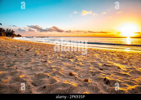 Mauritius, Flic en flac Beach auf der Insel. Der malerische Sandstrand bei Sonnenuntergang Stockfoto