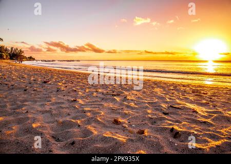 Mauritius, Flic en flac Beach auf der Insel. Der malerische Sandstrand bei Sonnenuntergang Stockfoto