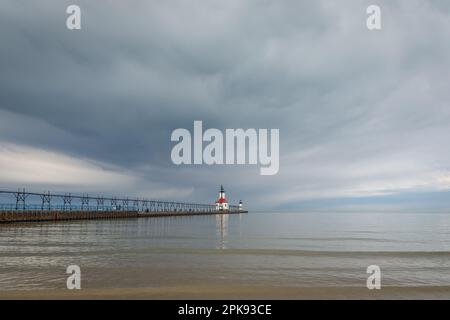 Sturmwolken nähern sich St. Joseph Leuchtturm und Strand. St. Joseph, Michigan, USA. Stockfoto