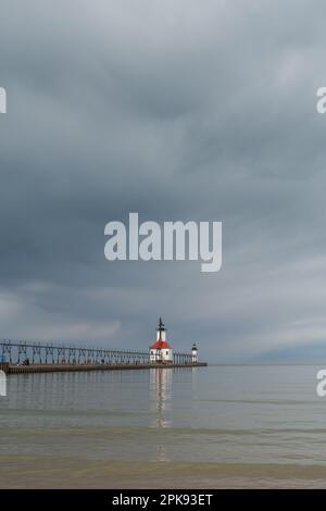 Sturmwolken nähern sich St. Joseph Leuchtturm und Strand. St. Joseph, Michigan, USA. Stockfoto